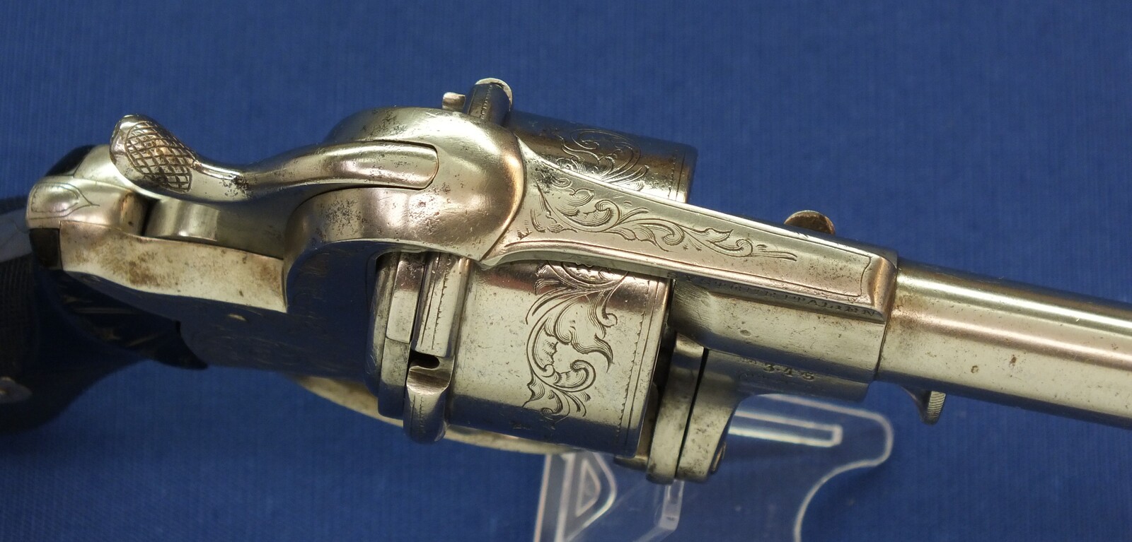 A scarce engraved French Breuer's Patent SYSTEME ITALIEN 6 shot 12mm Pinfire Revolver with swing-out Cylinder. Length 30cm. In very good condition. Price 2.950 euro.