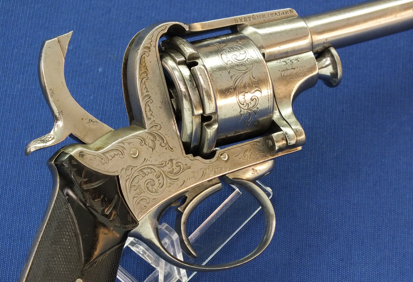A scarce engraved French Breuer's Patent SYSTEME ITALIEN 6 shot 12mm Pinfire Revolver with swing-out Cylinder. Length 30cm. In very good condition. Price 2.950 euro.