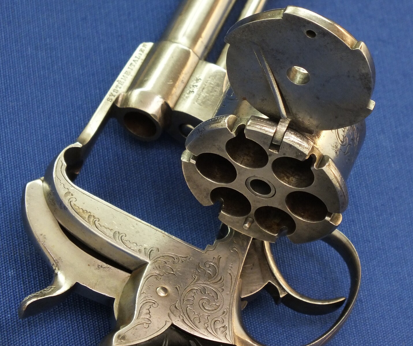 A scarce engraved French Breuer's Patent SYSTEME ITALIEN 6 shot 12mm Pinfire Revolver with swing-out Cylinder. Length 30cm. In very good condition. Price 2.950 euro.