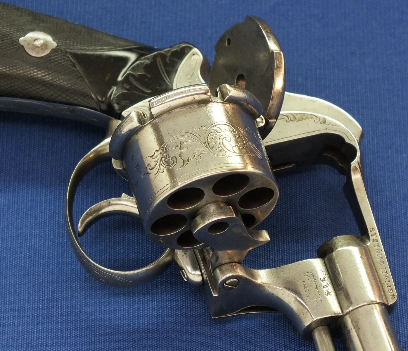 A scarce engraved French Breuer's Patent SYSTEME ITALIEN 6 shot 12mm Pinfire Revolver with swing-out Cylinder. Length 30cm. In very good condition. Price 2.950 euro.