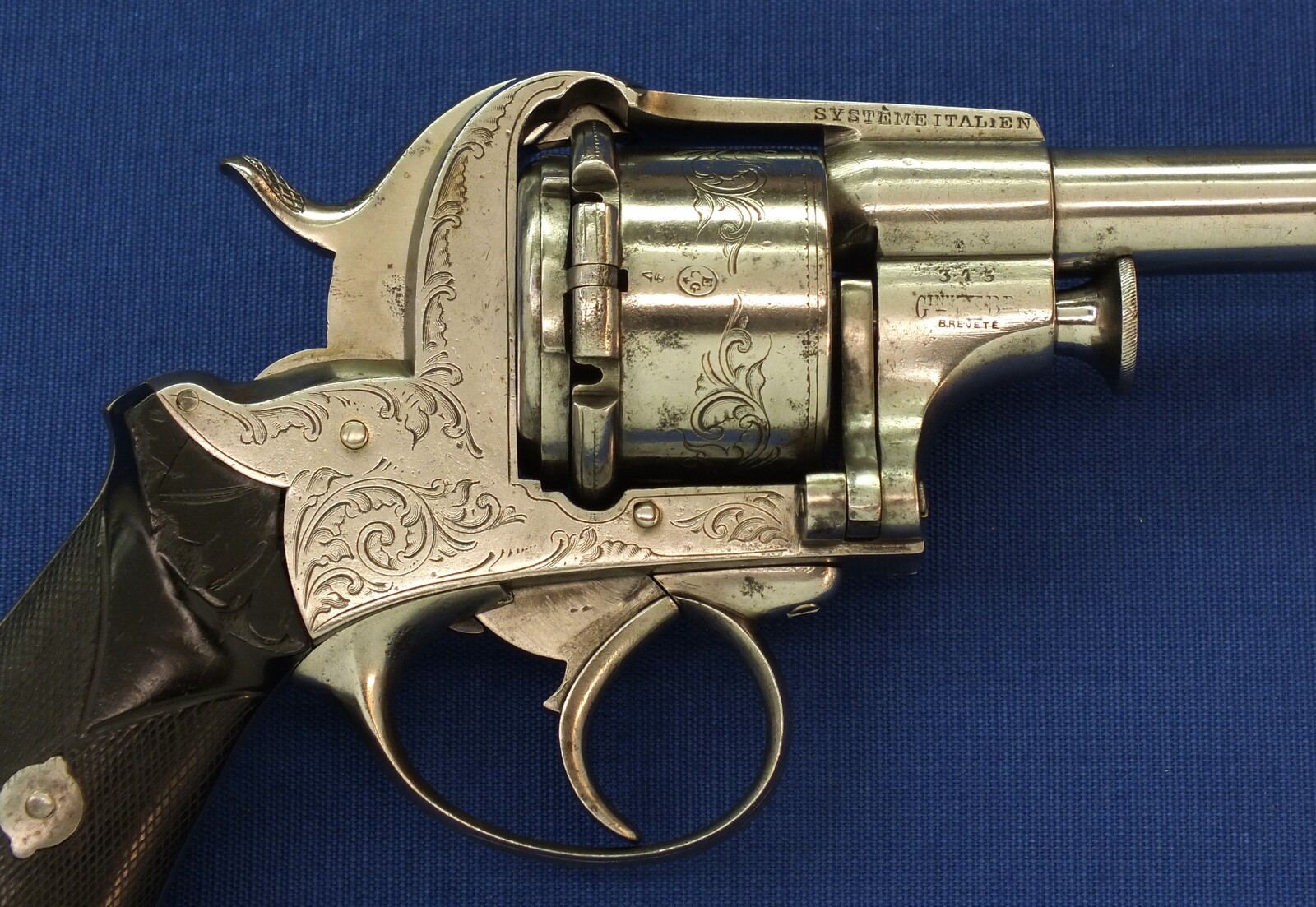 A scarce engraved French Breuer's Patent SYSTEME ITALIEN 6 shot 12mm Pinfire Revolver with swing-out Cylinder. Length 30cm. In very good condition. Price 2.950 euro.