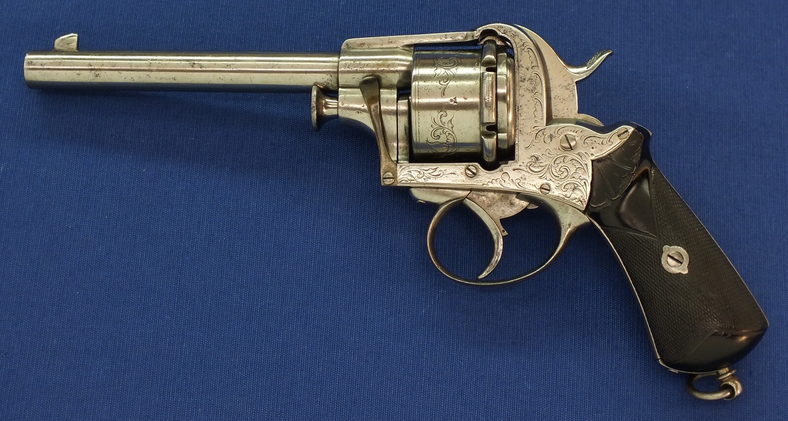 A scarce engraved French Breuer's Patent SYSTEME ITALIEN 6 shot 12mm Pinfire Revolver with swing-out Cylinder. Length 30cm. In very good condition. Price 2.950 euro.