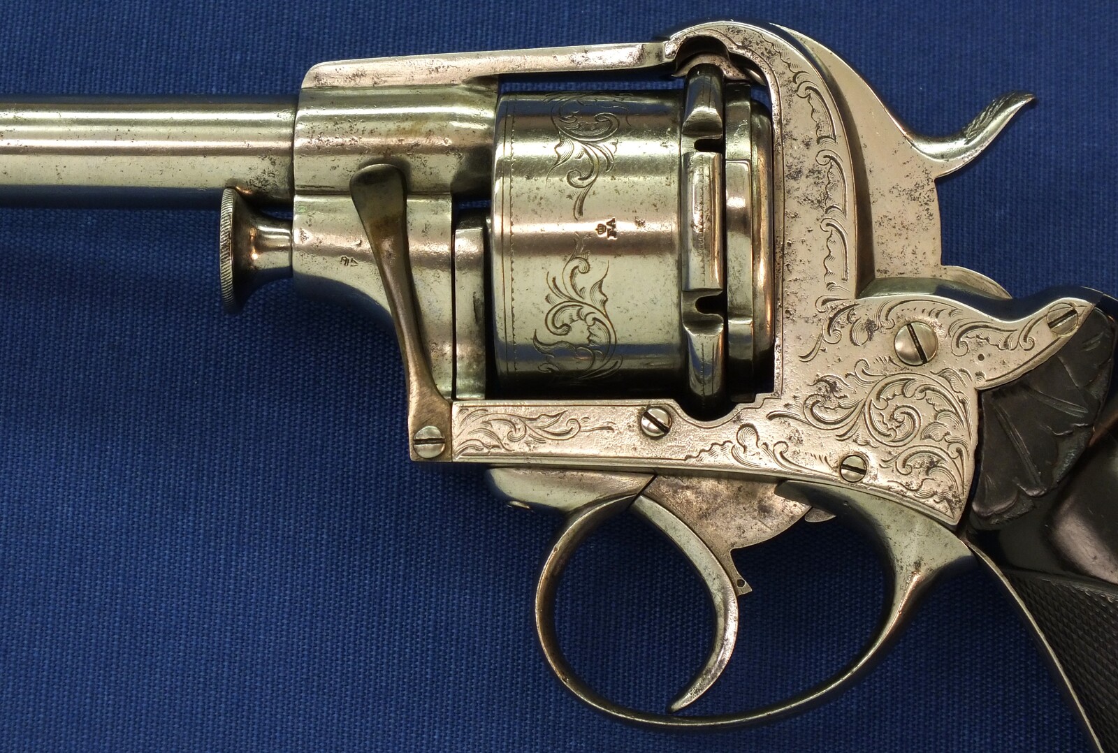 A scarce engraved French Breuer's Patent SYSTEME ITALIEN 6 shot 12mm Pinfire Revolver with swing-out Cylinder. Length 30cm. In very good condition. Price 2.950 euro.