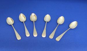 A Set of Six Silver Tea Spoons, London 1900, length 12 cm, in very good condition.