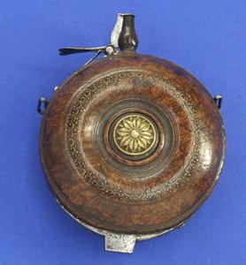 A very nice 17th Century German Antique Powder Flask, height 20 cm, in very good condition. Price 1.980 euro