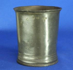 A very nice 19th Century antique English Pewter PINT Beaker, height 11,5 cm. Price 75 euro