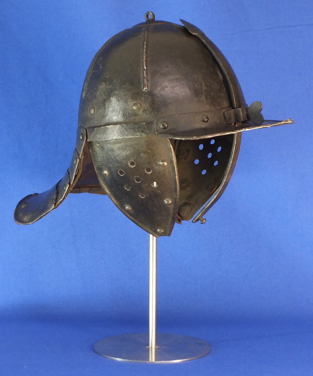 A very nice antique 17th Century Dutch  Lobster-Tail Cavalry Helmet, in very good condition. Price 2.975 euro