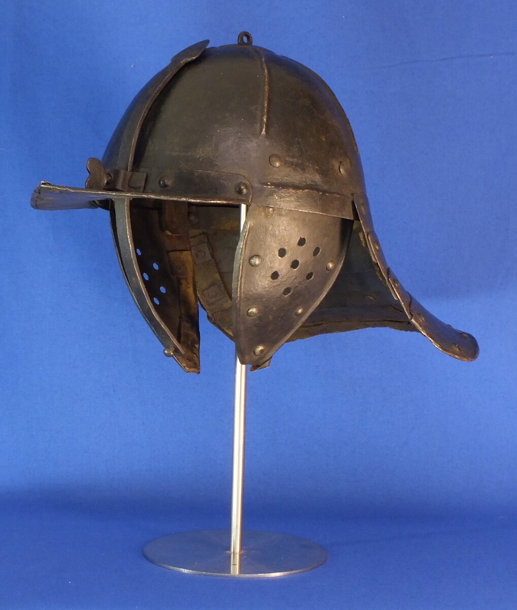 A very nice antique 17th Century Dutch  Lobster-Tail Cavalry Helmet, in very good condition. Price 2.975 euro