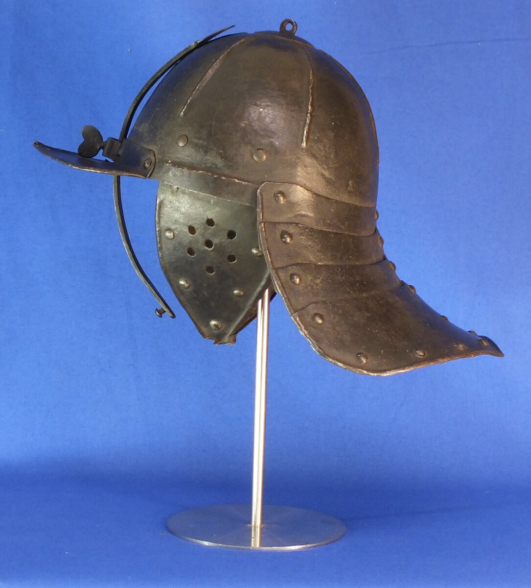 A very nice antique 17th Century Dutch  Lobster-Tail Cavalry Helmet, in very good condition. Price 2.975 euro