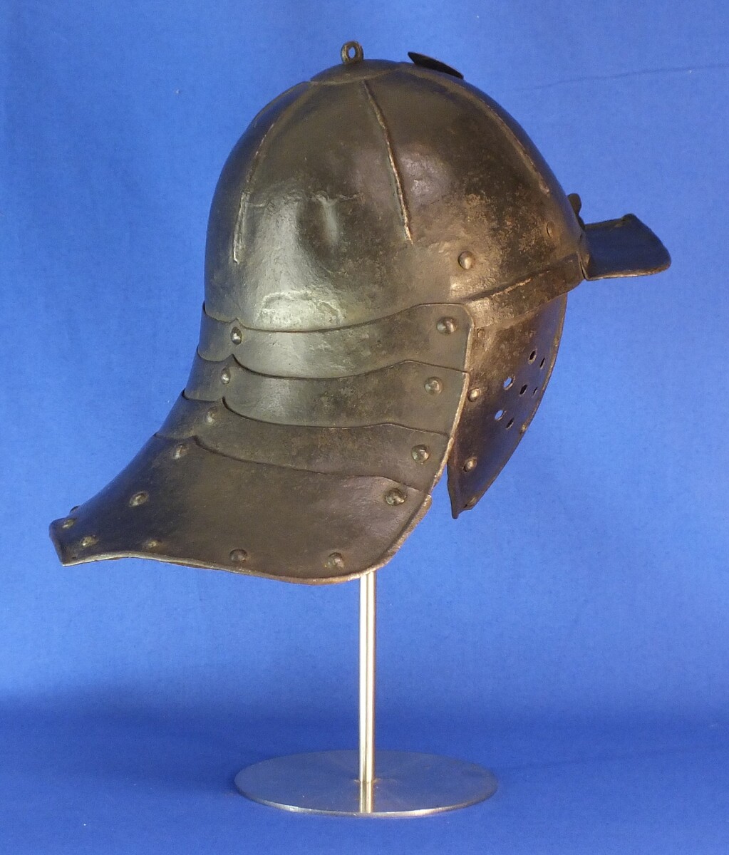 A very nice antique 17th Century Dutch  Lobster-Tail Cavalry Helmet, in very good condition. Price 2.975 euro