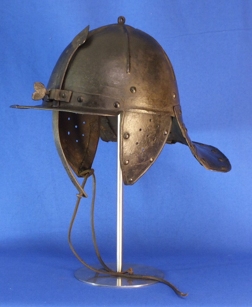 A very nice antique 17th Century Dutch Lobster-Tail Cavalry Helmet in very good condition. Price 2.985 euro