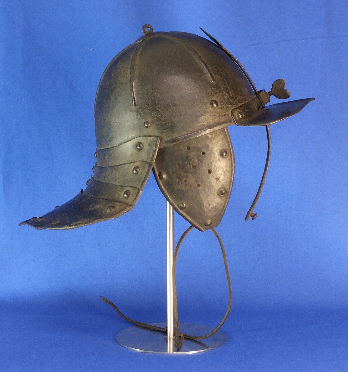 A very nice antique 17th Century Dutch Lobster-Tail Cavalry Helmet in very good condition. Price 2.985 euro