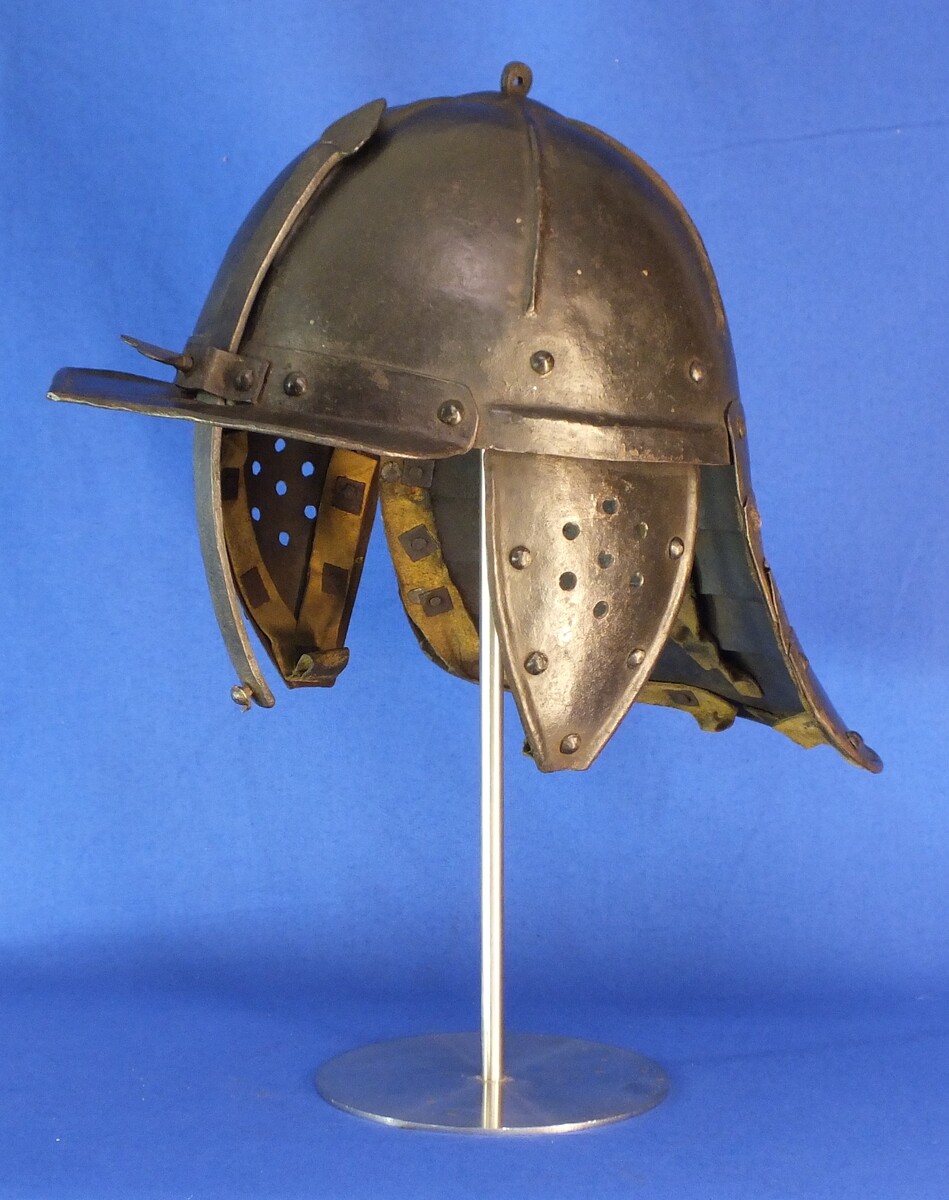 A very nice antique 17th Century Dutch Lobster-Tail Cavalry Helmet in very good condition. Price 2.995 euro