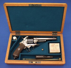 A very nice antique 19th century Cased French Chamelot-Delvigne Pinfire Revolver, Model 8 for left handed, caliber 12 mm, length 28 cm, in very good condition. Price 1.750 euro