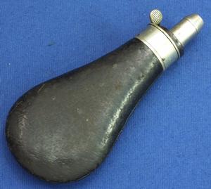 A very nice antique 19th Century English Leather Covered Powder Flask with a Charger made in New Silver, ,height 16,5 cm, in very good condition. Price 325 euro