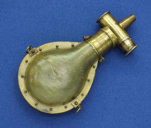 A very nice antique 19th Century Green Horn Powder Flask with a DixonsType Cross-Spring Pump Charger, height 18,5 cm, in very good condition. Price 400 euro
