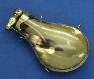 A very nice antique 19th Century Green Horn Powderflask, height 23 cm, in very good condition. Price 450 euro