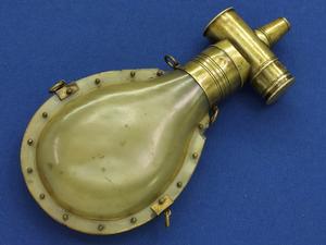 A very nice antique 19th Century Horn Powder Flask with a Dixon Type Cross - Spring  Pump Charger, height 20,5 cm, in  very good condition. Price 450 euro