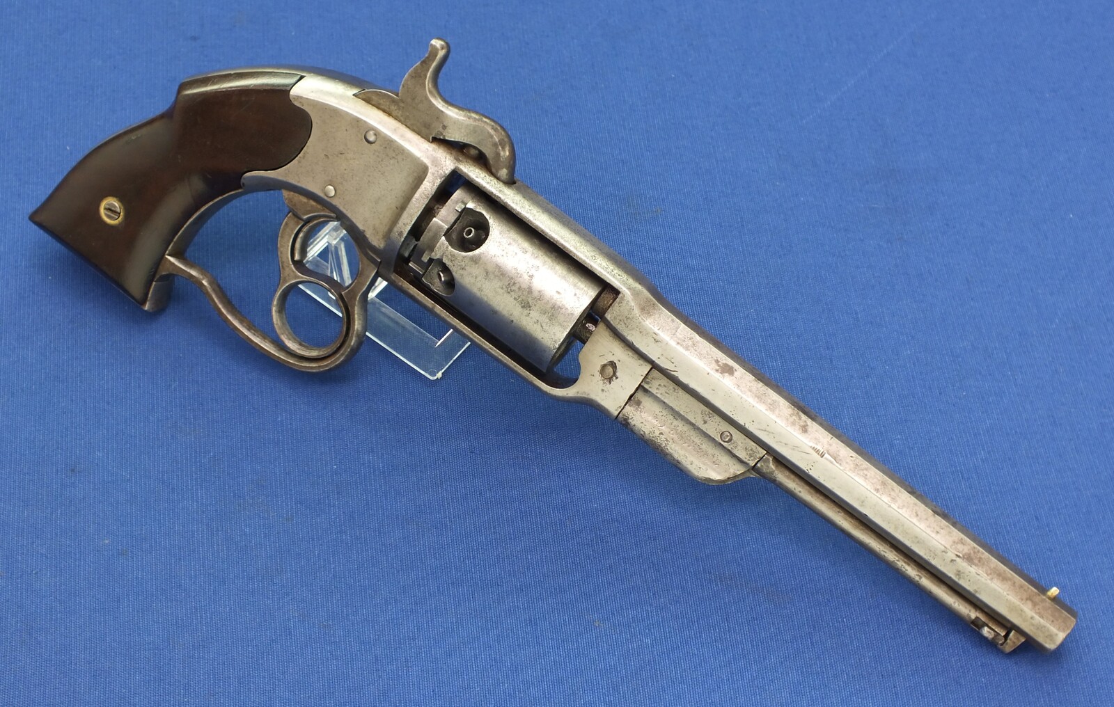 A very nice antique American Civil War Savage Rivolving Fire-Arms Co Navy Model Percussion Revolver, .36 caliber, 6 shot, 7 1/8 inch barrel, length 38 cm, in very good condition. Price 2.175 euro.