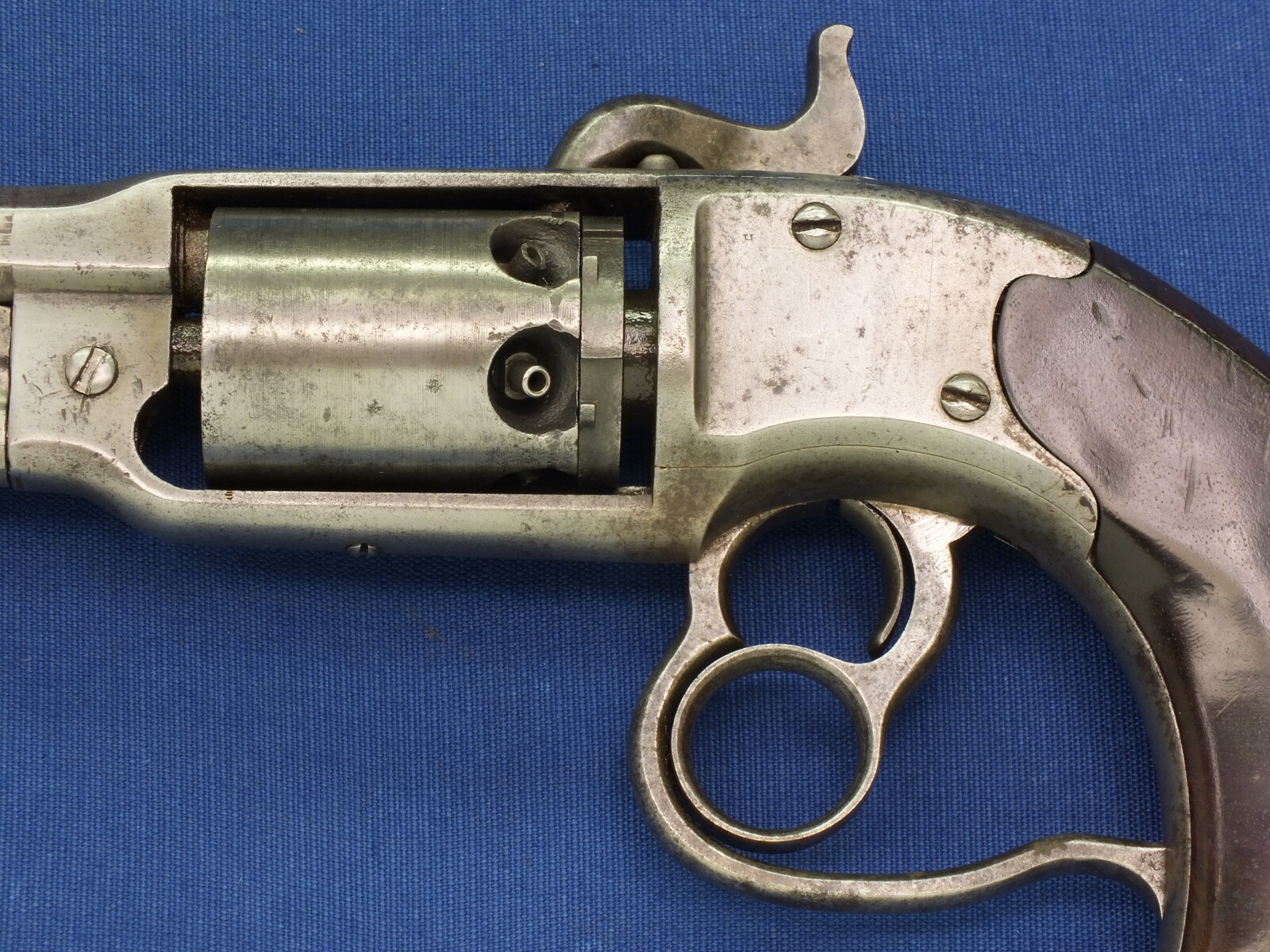 A very nice antique American Civil War Savage Rivolving Fire-Arms Co Navy Model Percussion Revolver, .36 caliber, 6 shot, 7 1/8 inch barrel, length 38 cm, in very good condition. Price 2.175 euro.