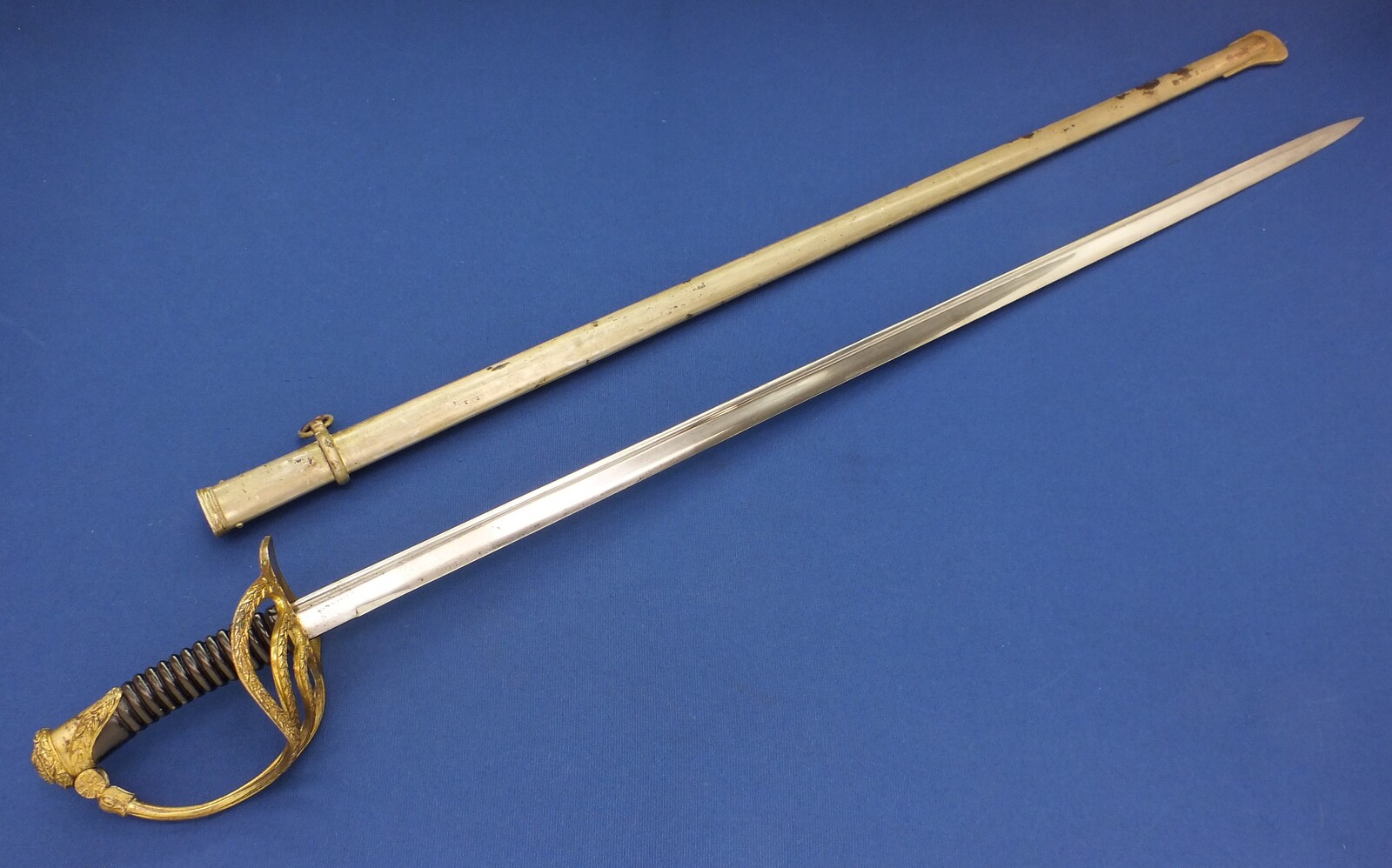 A very nice antique Belgian Officers Sword Model 1889 signed Auguste Fonson Bruxelles, total length 112 cm, in very good condition. Price 475 euro