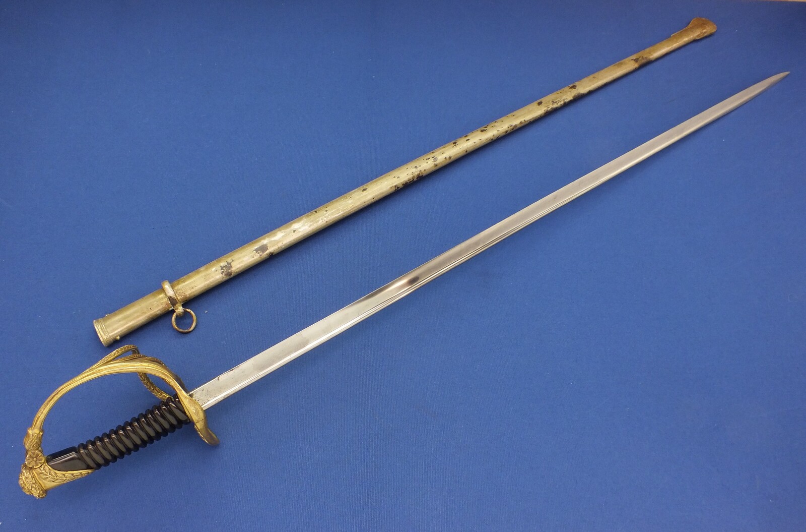 A very nice antique Belgian Officers Sword Model 1889 signed Auguste Fonson Bruxelles, total length 112 cm, in very good condition. Price 475 euro