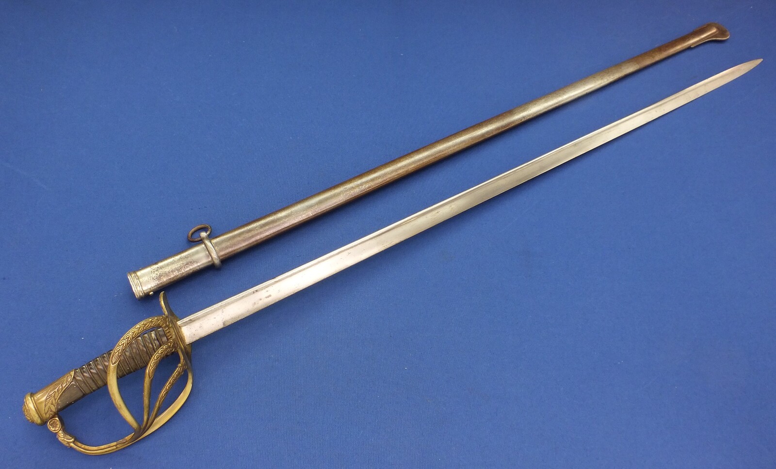 A very nice antique Belgian Officers Sword Model 1889, total length 106 cm, in very good condition. Price 425 euro