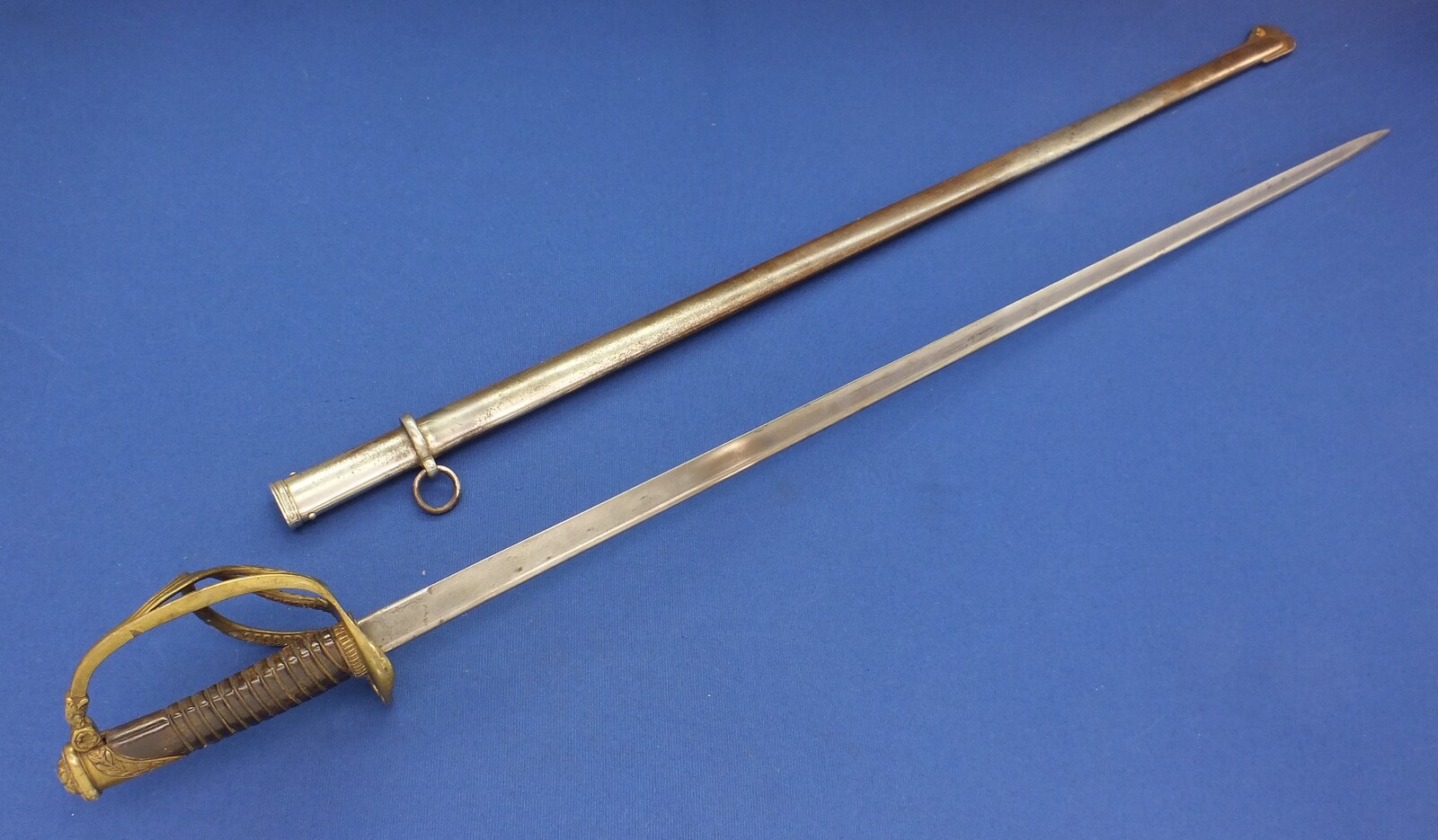 A very nice antique Belgian Officers Sword Model 1889, total length 106 cm, in very good condition. Price 425 euro