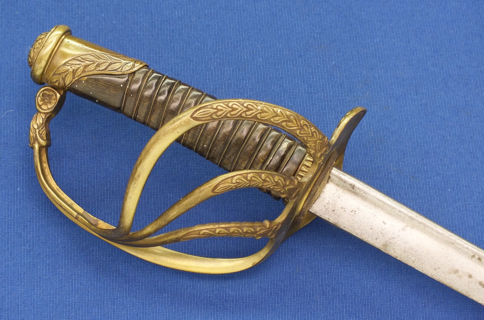 A very nice antique Belgian Officers Sword Model 1889, total length 106 cm, in very good condition. Price 425 euro