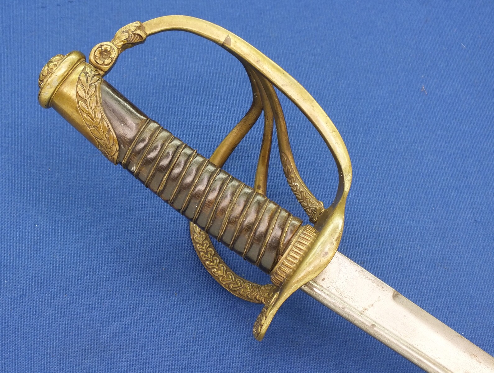 A very nice antique Belgian Officers Sword Model 1889, total length 106 cm, in very good condition. Price 425 euro