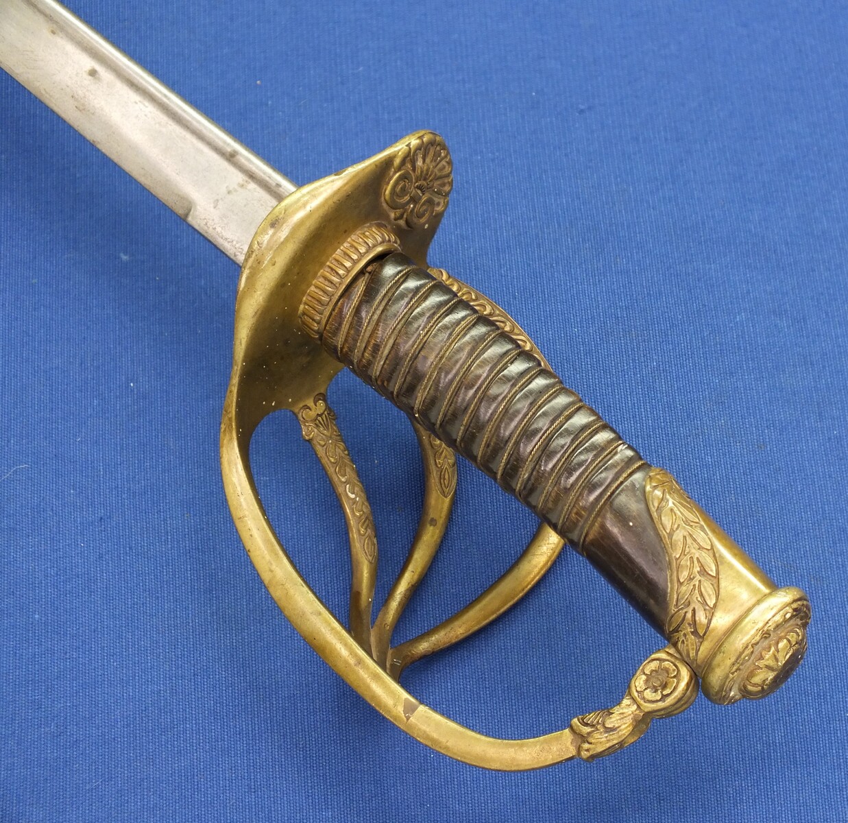 A very nice antique Belgian Officers Sword Model 1889, total length 106 cm, in very good condition. Price 425 euro