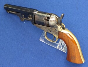 A very nice antique Colt Model 1849 Pocket Percussion Revolver, 6 shot, 31 caliber,  4 inch barrel, length 25 cm, in very good condition. Price 4.250 euro