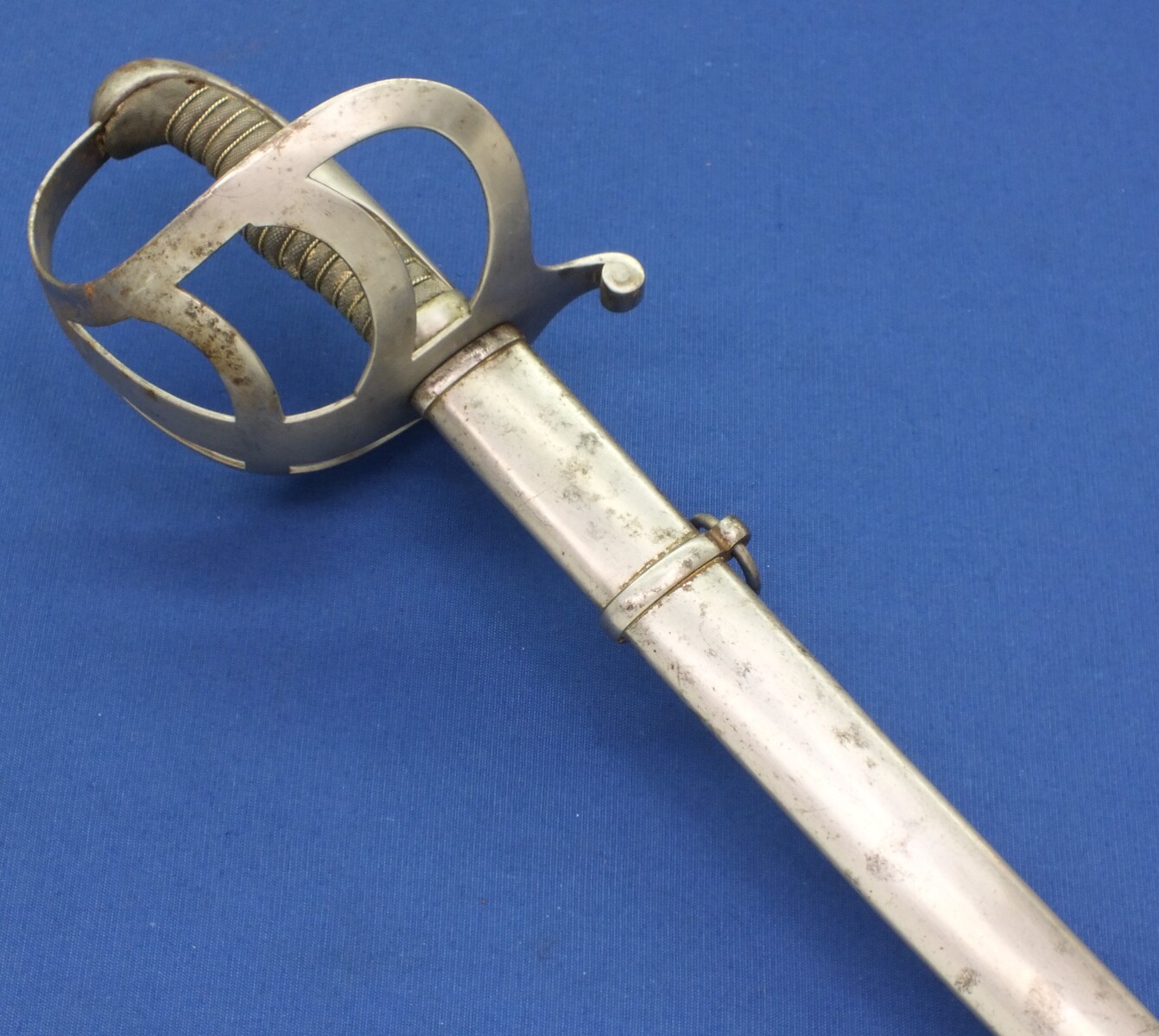A very nice antique Dutch Cavalry Officers Sword Model 1876. signed W.P.Looman te Breda, total length 102 cm, in very good condition. Price 550 euro