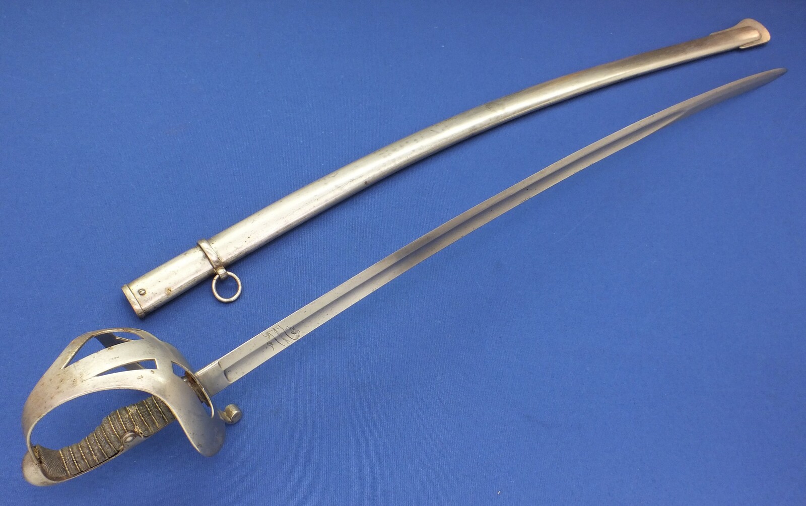 A very nice antique Dutch Cavalry Officers Sword Model 1876. signed W.P.Looman te Breda, total length 102 cm, in very good condition. Price 550 euro