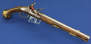 A very nice antique Dutch circa 1700 Flintlock pistol by Nicolas Renier a Mastrig(Maastricht). Caliber 16mm, length 51cm. In very good condition. Price 3.500 euro