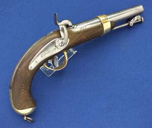 A very nice antique French Model 1837 Naval Percussion Pistol, signed Mre Rle de Chatellerault, caliber 15,2 mm, length 31 cm, in very good condition. Price 1.550 euro