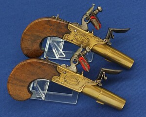 A very nice antique French pair of Flintlock Box-Lock pistols with thumbpiece safety catches. Signed: Fleron a Paris (circa 1800). Caliber 12mm, length 15,5cm. In very good condition. Price 1.350 euro