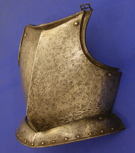 A very nice antique probably German 16th century Breastplate. Weight 4,2 Kilogram. In very good condition. Price 3.650 euro