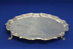 A very nice English Silver Salver, Sheffield 1956, diameter 22 cm, in very good condition. Price 249 euro