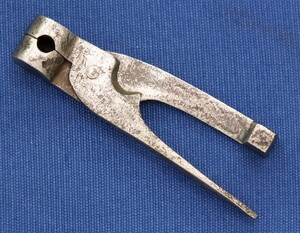 A very nice small antique Bullet Mold with squere barrel key and sprue cutter, caliber 10,5 mm, length 8,5 cm, in very good condition. 