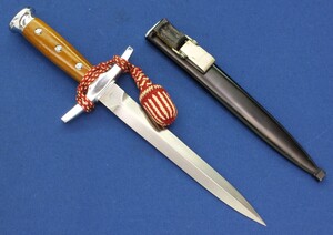 A very nice Swiss Officers Dagger Model 1943 by SIG Neuhausen, with Officers Knot, total length 36,5 cm, in near mint condition. Price 350 euro