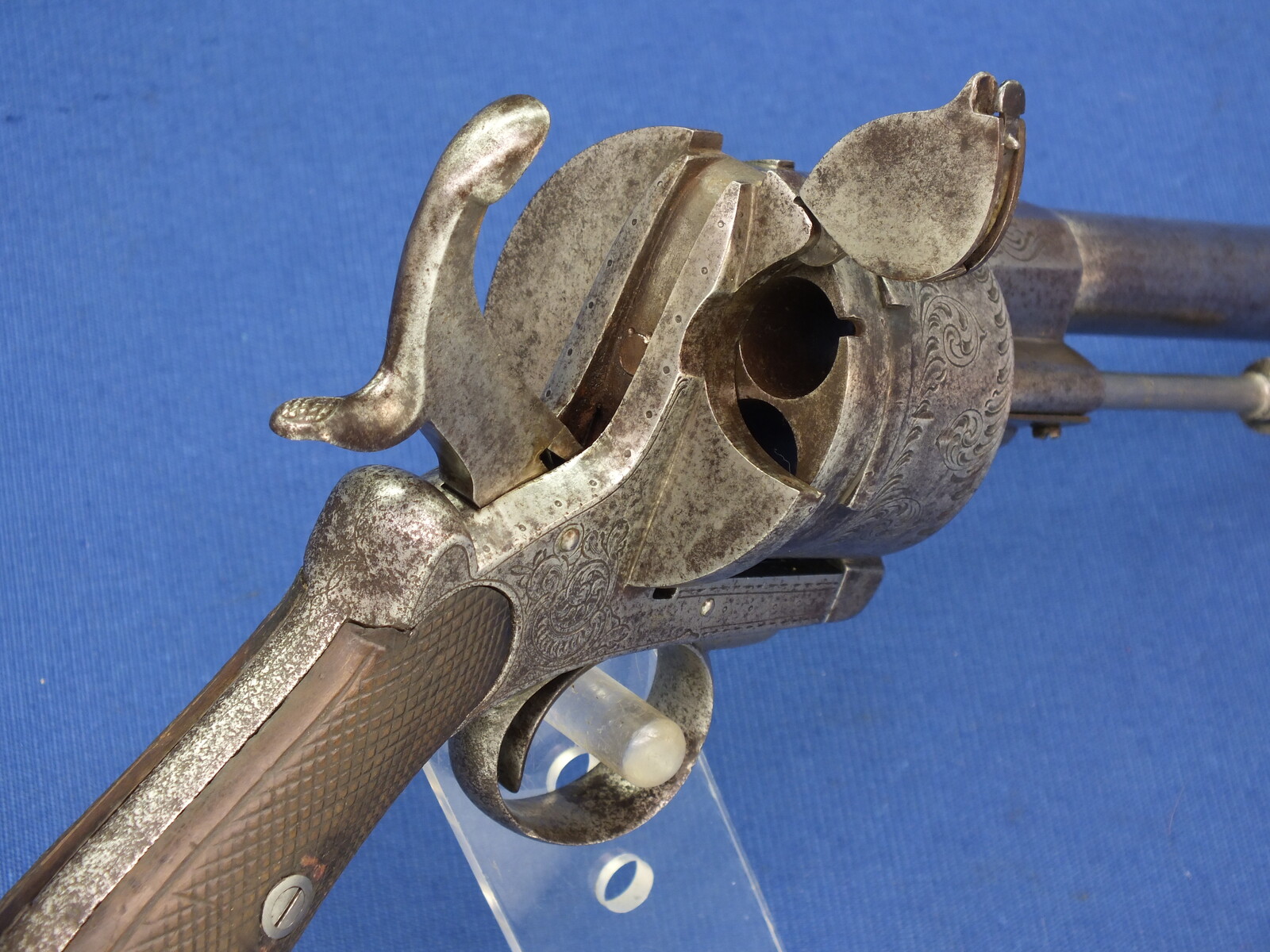 A very scarce antique 19th century Belgian 15 mm Lefaucheux Type 6 shot Pinfire Revolver, single and double action, length 32 cm, in good very condition. Price 1.650 euro