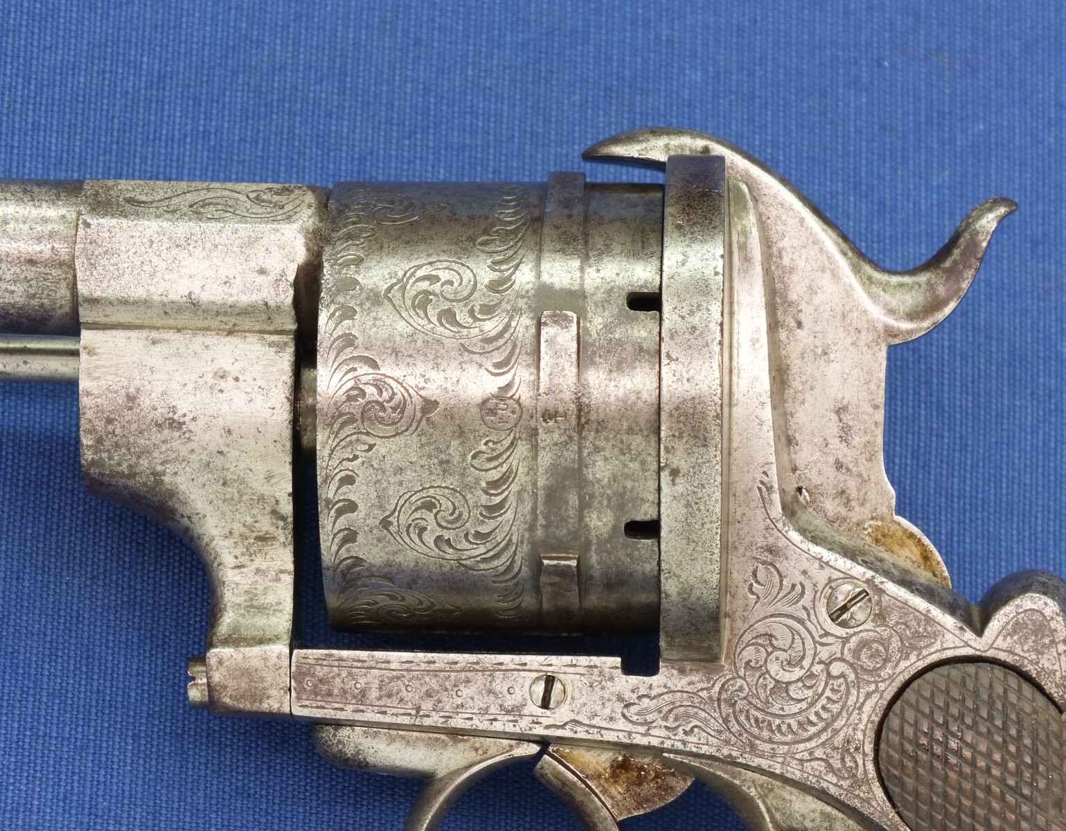 A very scarce antique 19th century Belgian 15 mm Lefaucheux Type 6 shot Pinfire Revolver, single and double action, length 32 cm, in good very condition. Price 1.650 euro