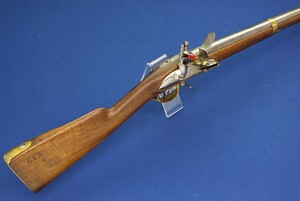 A very scarce antique 19th century French Cadet Flintlock Musket (Fusil des eleves des Ecoles Militaires Versailles), signed MRE ROYALE DE VERSAILLES, caliber 16 mm, length 128 cm, in very good condition, Price 3.950 euro