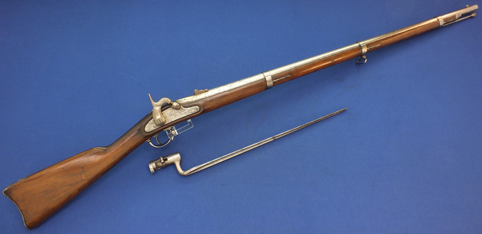 American Civil War US Model 1861-64 Springfield Percussion Rifle-Musket dated 1864. with bayonet. 58 Caliber, 40 inch barrel. Length 143cm. In good condition.