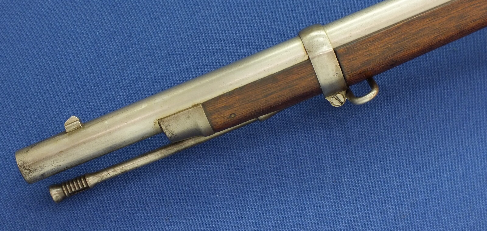 American US Springfield Model 1868 Trapdoor Rifle. Caliber 50 Centerfire, 32,5 inch barrel. Length 132cm. In very good condition.