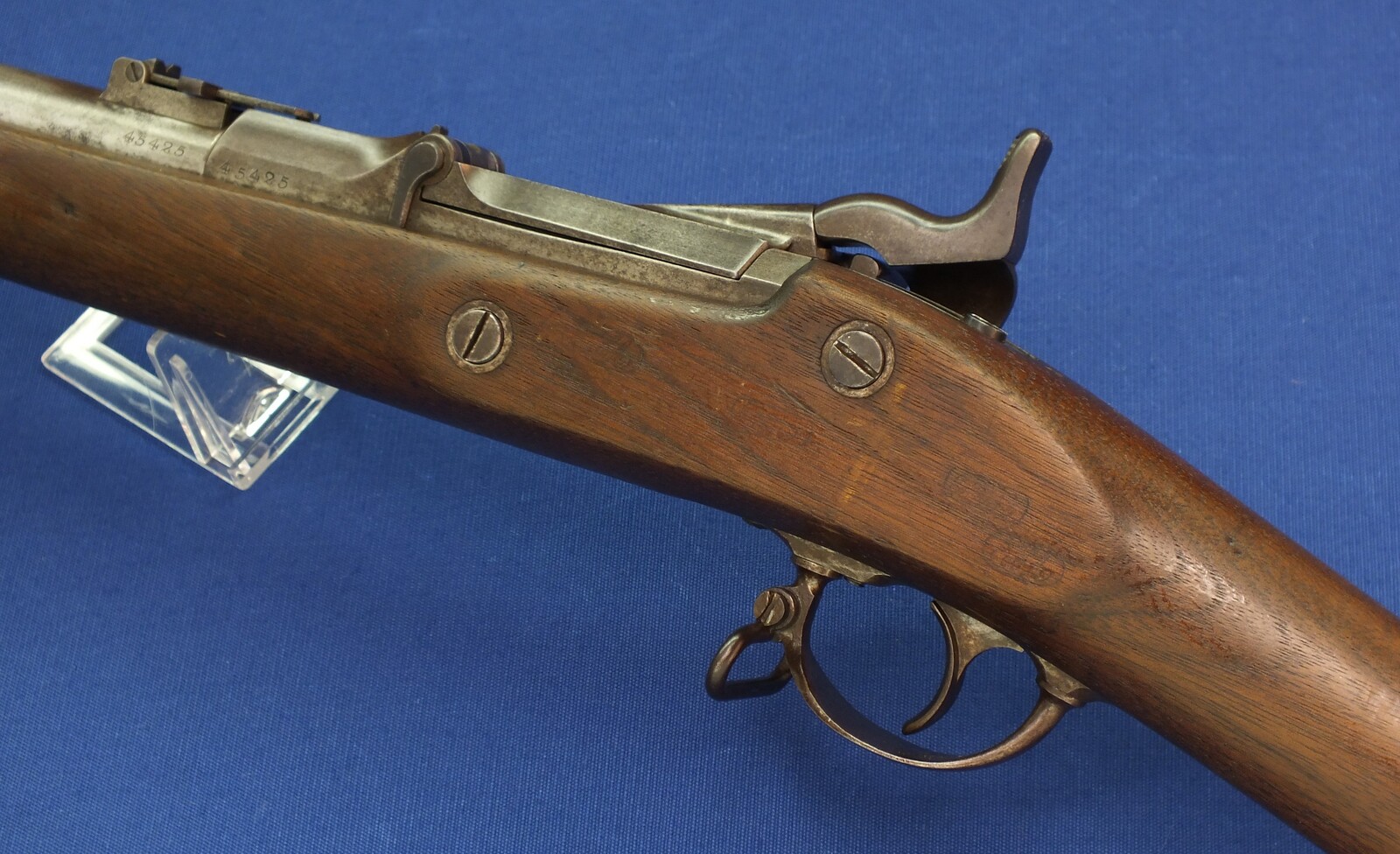 American US Springfield Model 1868 Trapdoor Rifle. Caliber 50 Centerfire, 32,5 inch barrel. Length 132cm. In very good condition. Price 1.750 euro.