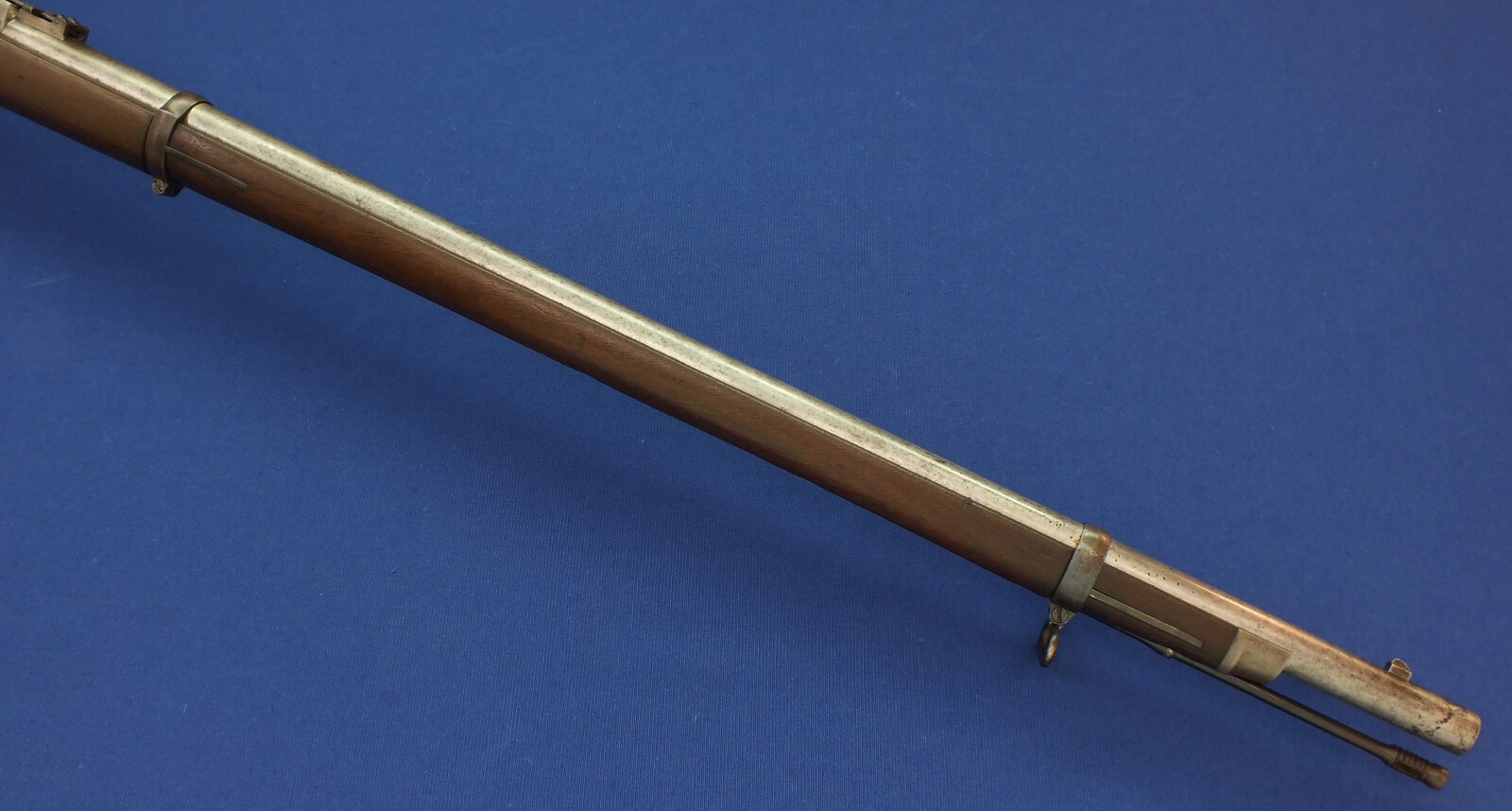 American US Springfield Model 1868 Trapdoor Rifle. Caliber 50 Centerfire, 32,5 inch barrel. Length 132cm. In very good condition. Price 1.750 euro.