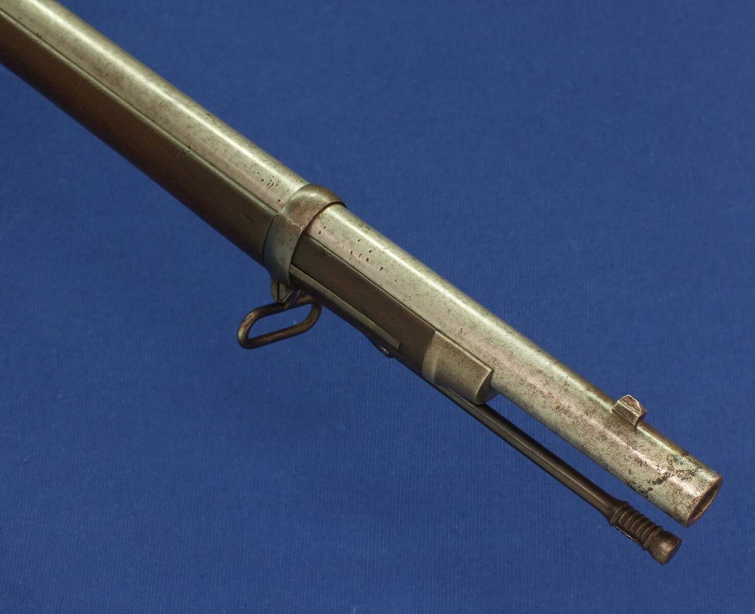 American US Springfield Model 1868 Trapdoor Rifle. Caliber 50 Centerfire, 32,5 inch barrel. Length 132cm. In very good condition. Price 1.750 euro.
