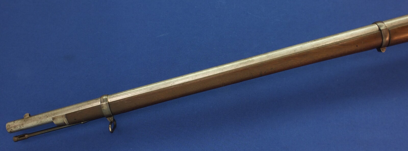 American US Springfield Model 1868 Trapdoor Rifle. Caliber 50 Centerfire, 32,5 inch barrel. Length 132cm. In very good condition. Price 1.750 euro.